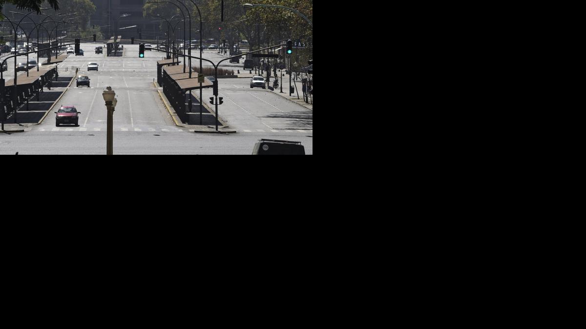 
Vista de una estación de autobús durante la huelga realizada en Buenos Aires, Argentina, el martes. Las principales ciudades argentinas se paralizaron por la huelga convocada por sindicatos argentinos, principalmente del transporte de pasajeros y de carga, para exigir al Gobierno cambios en el impuesto que grava los salarios.
