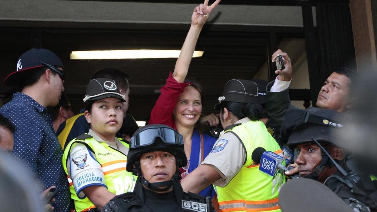 
La periodista y activista francobrasileña Manuela Picq saluda con la “V” de victoria tras la decisión judicial que canceló el proceso de su deportación, el lunes 17 de agosto, en Quito, Ecuador. Picq fue detenida tras participar junto a su a pareja, el líder indigenista Carlos Pérez, en una protesta contra el gobierno de Rafael Correa.
