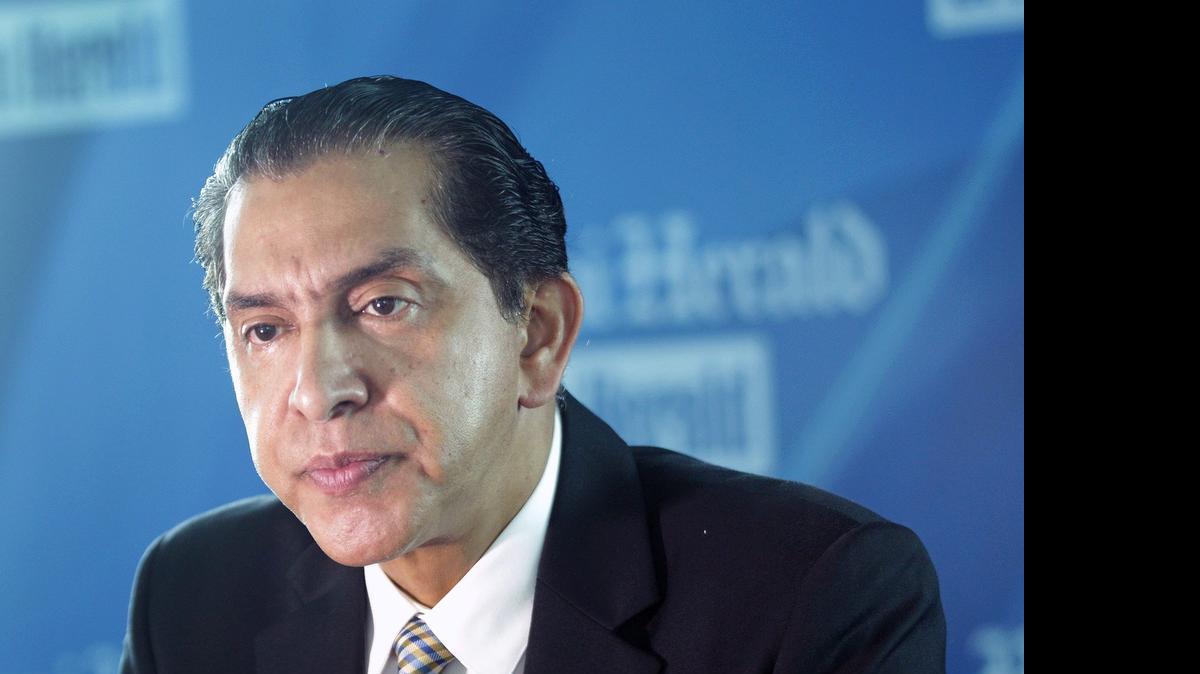
Lucio Gutiérrez, ex presidente de Ecuador, habla con el Nuevo Herlad el jueves sobre la situación de su país.
