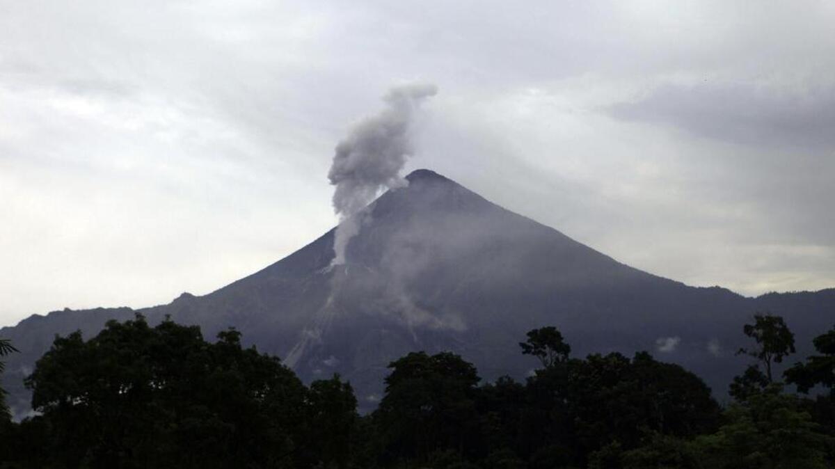 Fotografía de archivo de los volcanes Santa María y Santiaguito (adelante).
