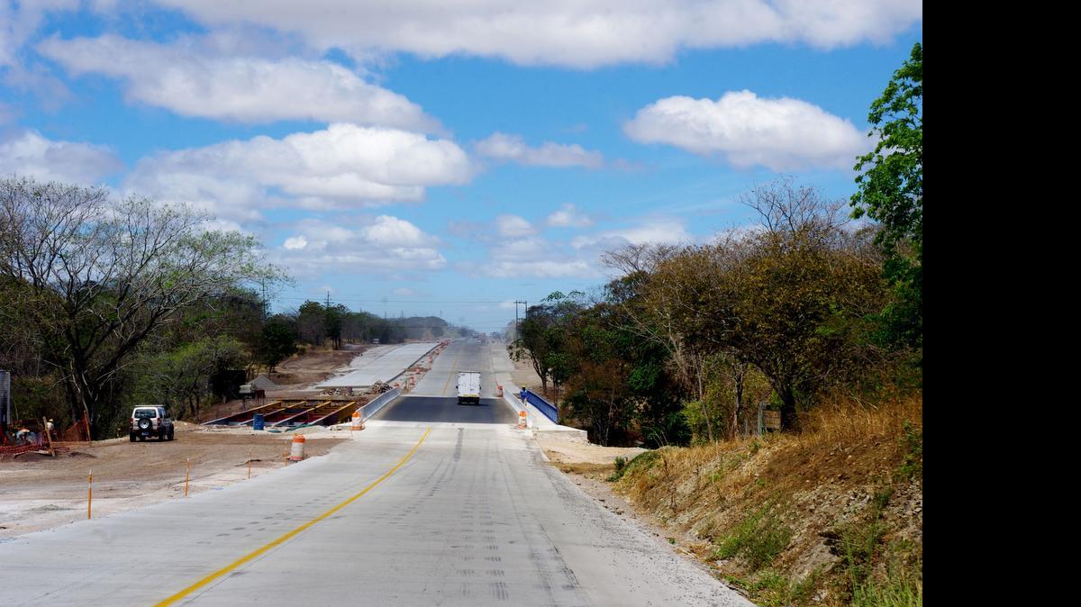 
Costa Rica tiene entre los proyectos a desarrollar en el 2015, construir los corredores estratégicos como Cañas-Liberia que permitirán agilizar las exportaciones y competitividad.
