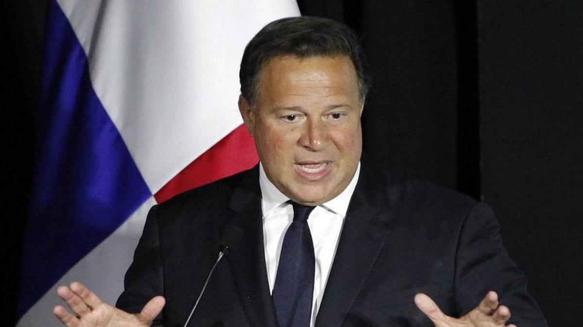 El presidente de Panamá, Juan Carlos Varela, participa en un acto de graduación de aspirantes a la carrera diplomática el 10 de agosto de 2017, en la Ciudad de Panamá.