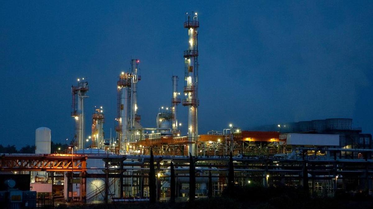 Vista nocturna de la refinería de Pemex en Tula de Allende, en el estado mexicano de Hidalgo. Foto de archivo.