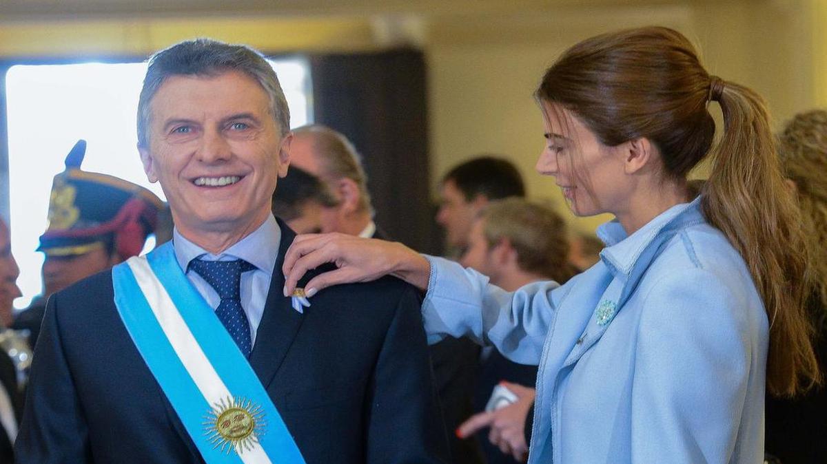 Mauricio Macri (i), y su esposa, la primera dama Juliana Awada (d), asistiendo a la tradicional ceremonia religiosa que ofició el obispo de Tucumán, monseñor Alfredo Zecca, en la Catedral de San Miguel de Tucumán con motivo de los 200 años de la Declaración de la Independencia, el sábado 9 de julio de 2016.
