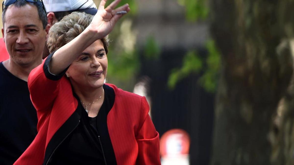 Rousseff, realiza en Uruguay su primer viaje al exterior desde que fue apartada del poder.