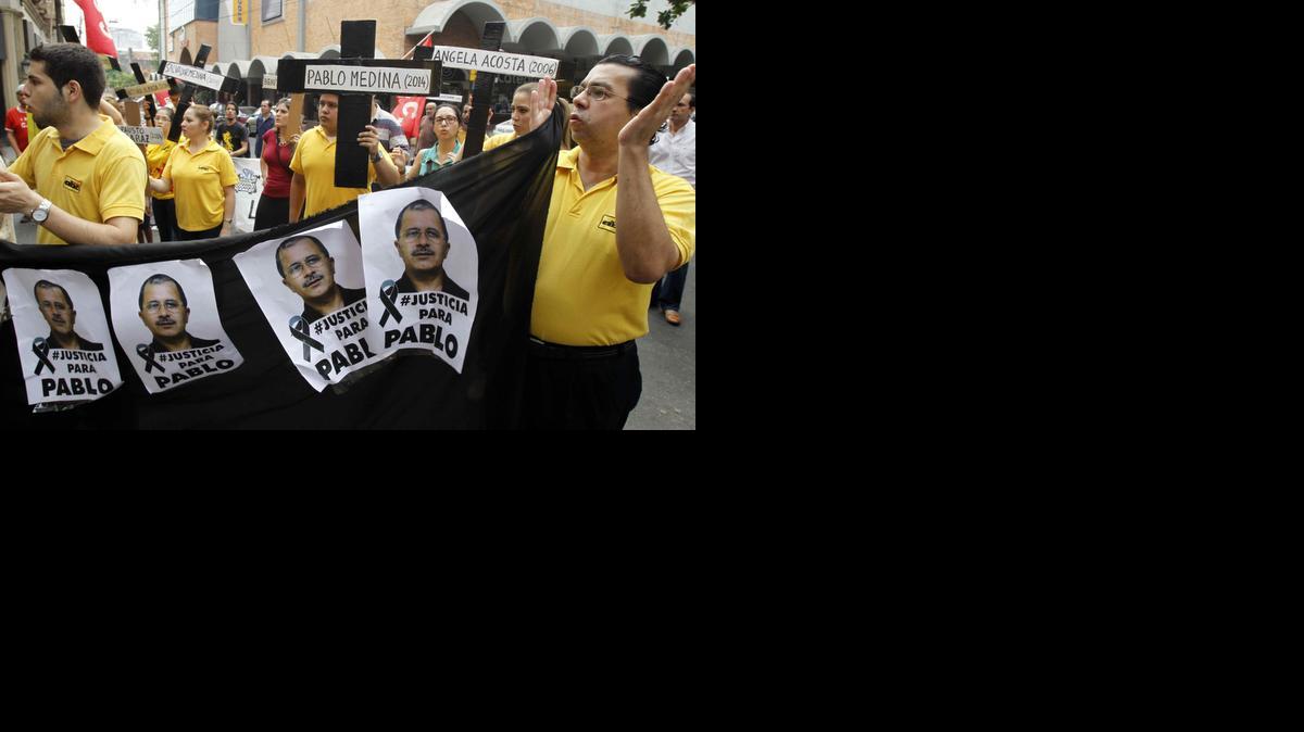 
Un grupo de periodistas protesta frente a la sede del Ministerio del Interior el sábado, en Asunción, en repudio por el asesinato del reportero Pablo Medina y para pedir una debida investigación y justicia en el caso. 
