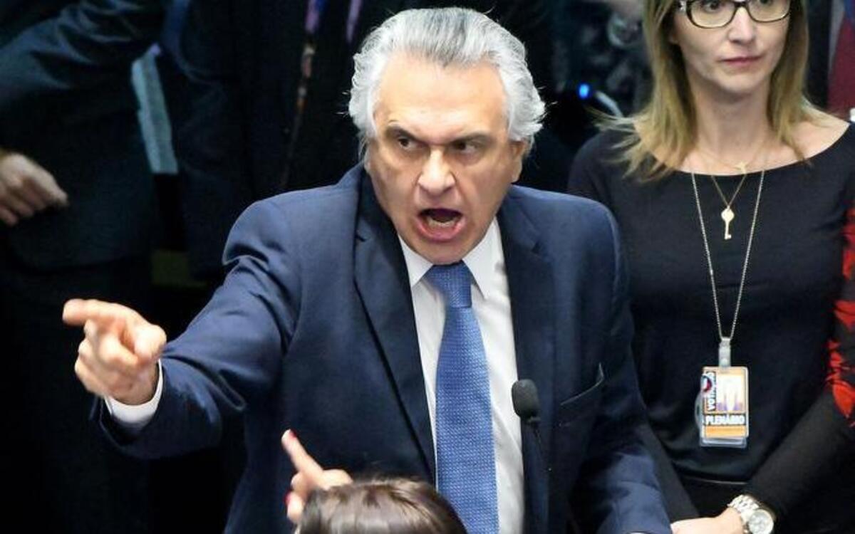 Los senadores Ronaldo Caiado (arriba) y Fátima Bezerra (abajo) discuten en una audiencia del juicio político contra la mandataria Dilma Rousseff el jueves 25 de agosto de 2016, en Brasilia (Brasil).