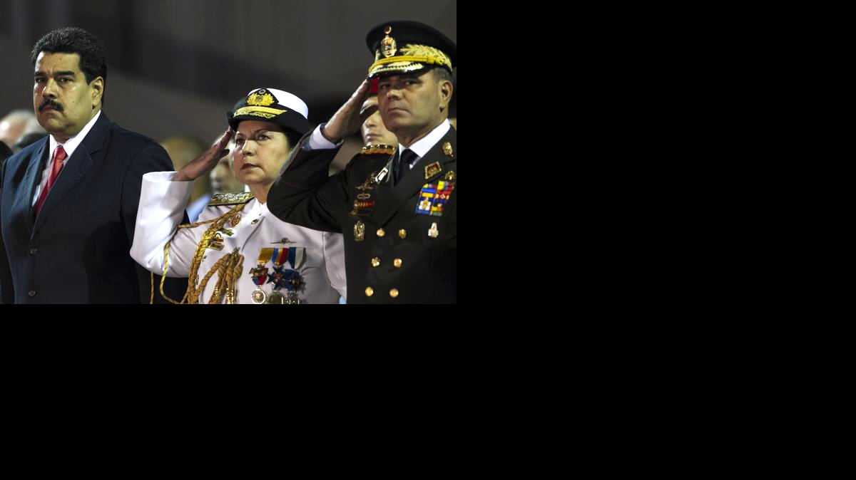 
 El presidente de Venezuela, Nicolás Maduro (L), participa el lunes 27 de octubre de 2014, en un acto oficial en donde entregó oficialmente los ministerios del Interior a la almirante Carmen Meléndez (c) y el de Defensa al general Vladimir Padrino (d) en Caracas (Venezuela).
