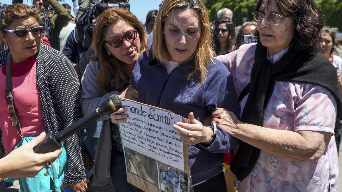 Jessica Gopar, esposa de Fernando Santilli, uno de los 44 tripulantes del submarino desaparecido argentino, expresa su pesar fuera de la base naval de Argentina en Mar del Plata, en la costa atlántica al sur de Buenos Aires, el 23 de noviembre de 2017.