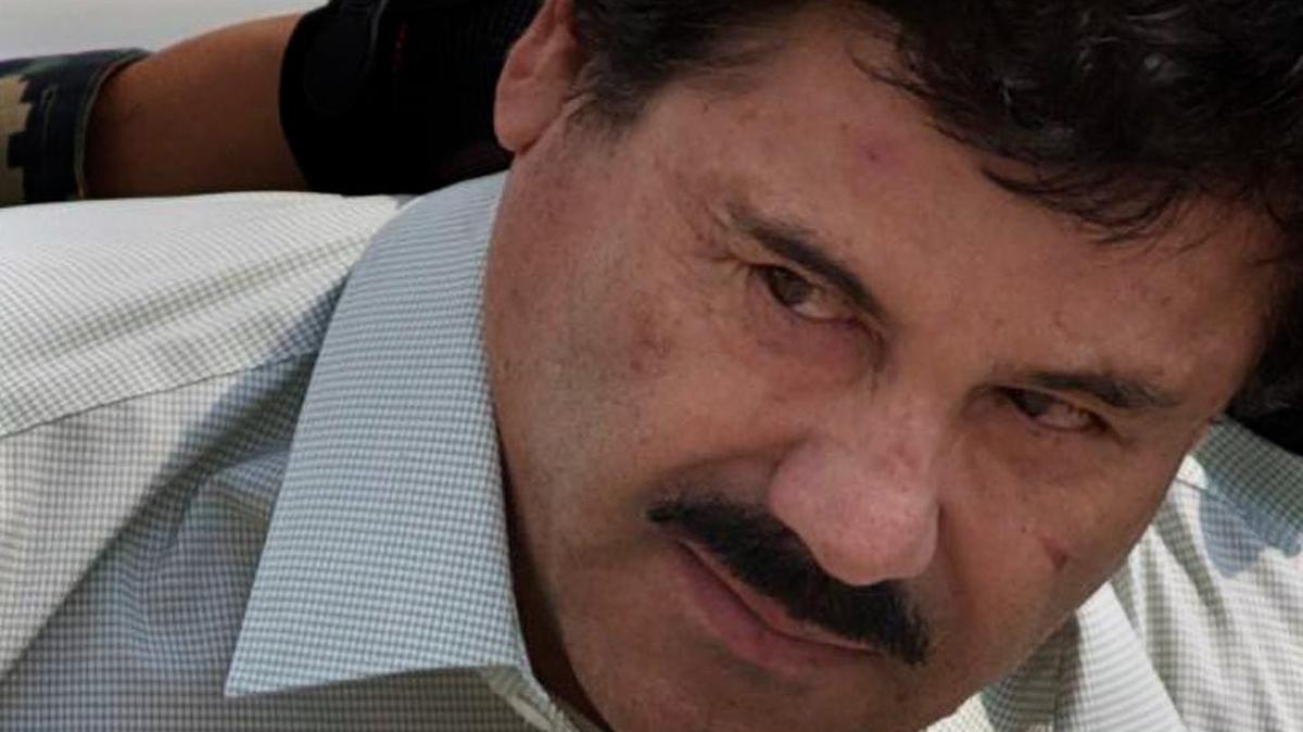 Joaquín ‘El Chapo’ Guzmán es escoltado a un helicóptero por oficiales de la Marina mexicana, en el 2014. Guzmán se fugó en julio pasado del penal de máxima seguridad.