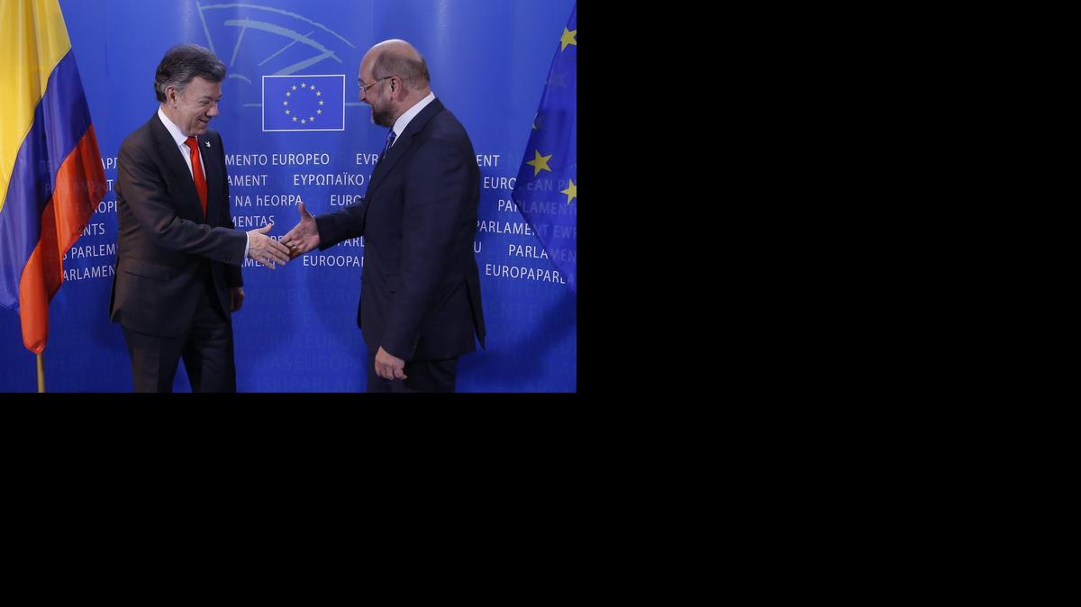 
El presidente de Colombia, Juan Manuel Santos (izq.), es recibido por el titular del Parlamento Europeo, Martin Schulz, en la sede de ese organismo en Bruselas, Bélgica, el martes.
