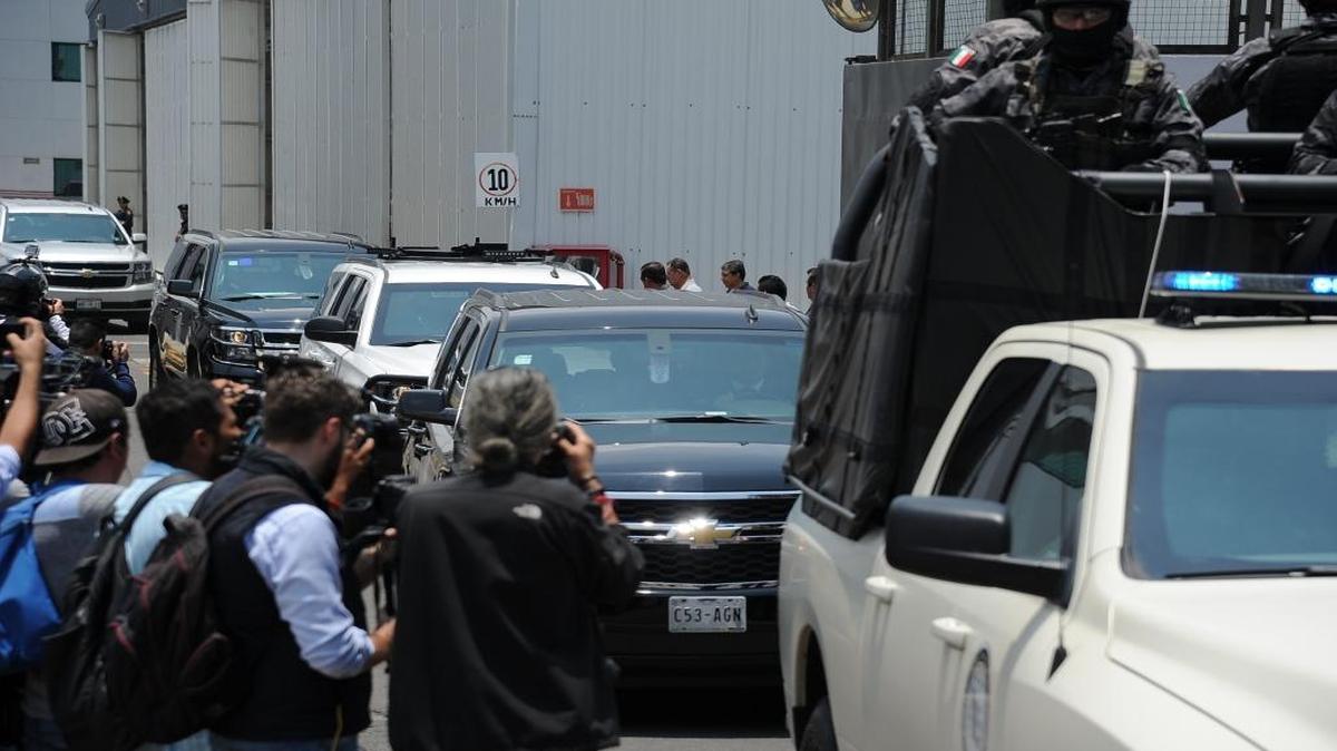 Un convoy fuertemente custodiado transporta al ex gobernador de Veracruz Javier Duarte el 17 de julio de 2017 a su llegada a la Ciudad de México. El ex gobernador mexicano Javier Duarte fue extraditado de Guatemala el lunes para enfrentar cargos de corrupción y chantaje, uno de una serie de escándalos que involucran a ex gobernadores que amenazan al gobierno del presidente Enrique Peña Nieto.