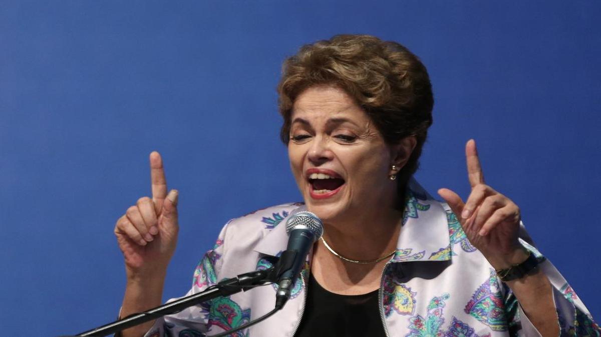 La presidenta de Brasil Dilma Rousseff habla sobre el juicio en su contra, el 4 de diciembre en Brasil, durante una conferencia de prensa.