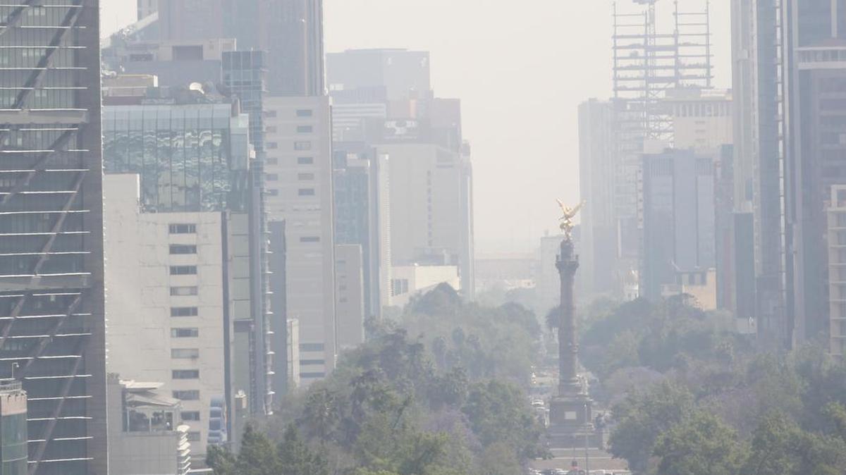 Vista de la contaminación este miércoles 16 de marzo de 2016, en Ciudad de México, donde las autoridades trabajan en el diseño de un programa para restringir la circulación de vehículos "a nivel nacional" y frenar así los altos niveles de contaminación, dijo hoy el ministro de Medio Ambiente, Rafael Pacchiano.