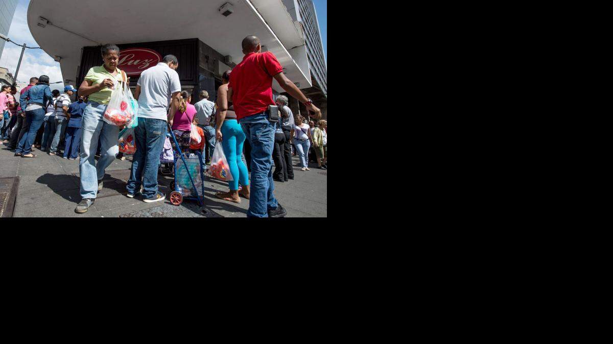 
La caida de los precios, que es la principal fuente de ingresos de Venezuela, ha complicado aún más el panorama económico 
