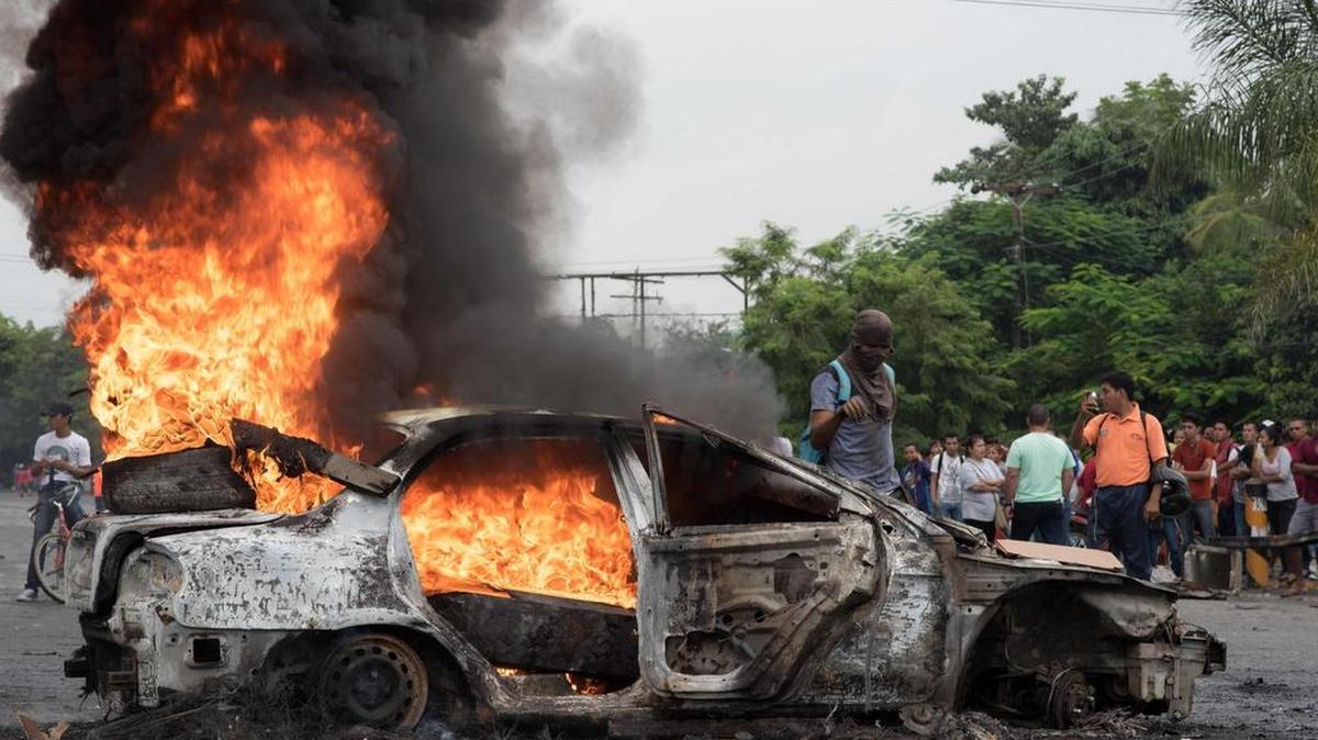Un auto incendiado por partidarios del candidato presidencial hondureño Salvador Nasralla, en San Pedro Sula, el 1 de diciembre del 2017.