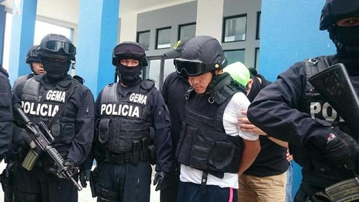 
El peruano Gerald Américo Oropeza (2 der.) fue detenido el sábado en la provincia de Santa Elena, Ecuador, y era buscado por la Interpol por presunto narcotráfico.
