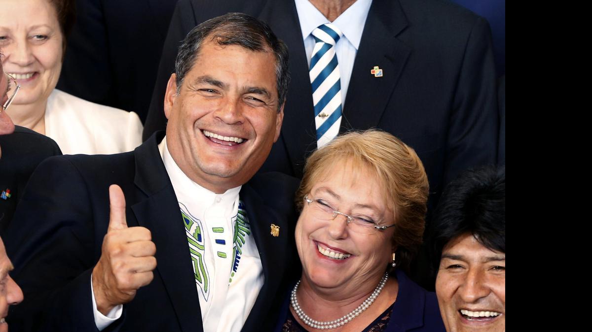 
El presidente de Ecuador, Rafael Correa, y su homólogade Chile, Michelle Bachelet, durante la foto oficial de la Cumbe de la UE-Celac, el miércoles, en Bruselas. 
