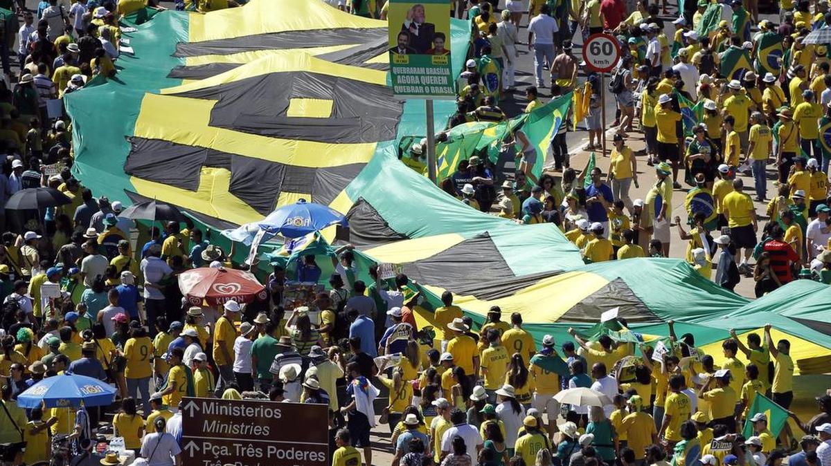 
Manifestantes se concentran en la Explanada de los Ministerios para protestar contra el gobierno de Dilma Rousseff el domingo, en Brasilia. 

