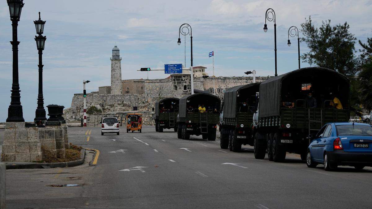 Camiones militares patrullan el malecón de La Habana, el lunes 15 de noviembre de 2021. El movimiento opositor cubano tenía planeado reunirse para realizar una protesta pacífica en contra del gobierno de Cuba.