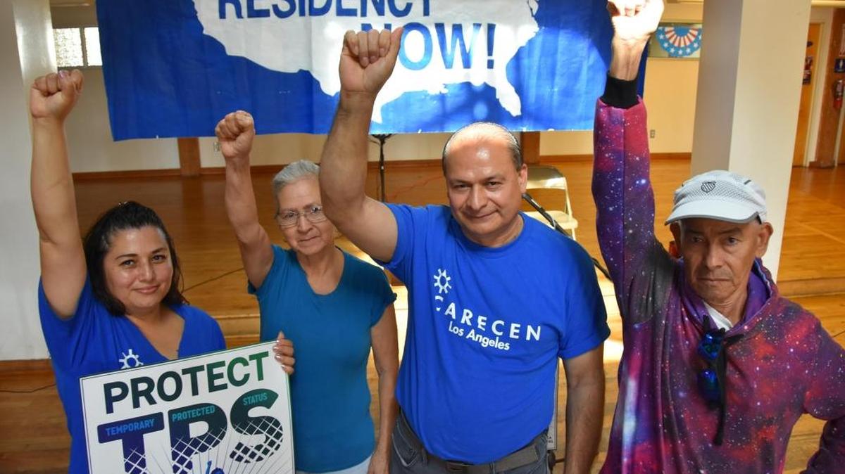 Los activistas centroamericanos Evelyn Hernández, salvadoreña; María Funes, hondureña; Orlando Zepeda, salvadoreño; Miguel Ángel Rivera, salvadoreño, a la espera de la decisión del gobierno estadounidense sobre si extenderá o cancelará el Estatus de Protección Temporal (TPS) para hondureños y nicaragüenses que expira dentro de dos meses, el lunes, 6 de noviembre de 2017, en Los Ángeles, California (EE.UU.).