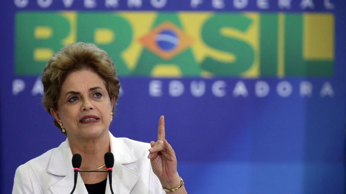 La presidenta de Brasil, Dilma Rousseff, habla el martes en un evento con profesores y estudiantes en el palacio presidencial de Planalto, en Brasilia.
