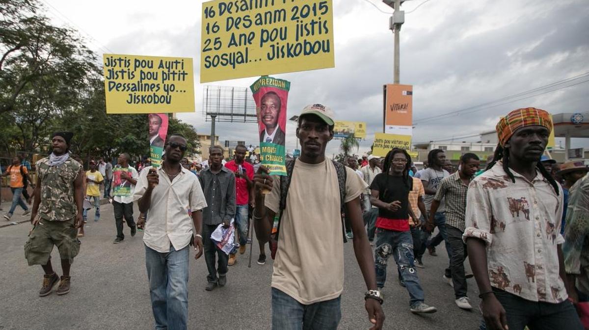 Haitianos manifestan el miércoles en las calles de Puerto Príncipe, contra los resultados de la primera ronda de elecciones del pasado 25 de octubre.