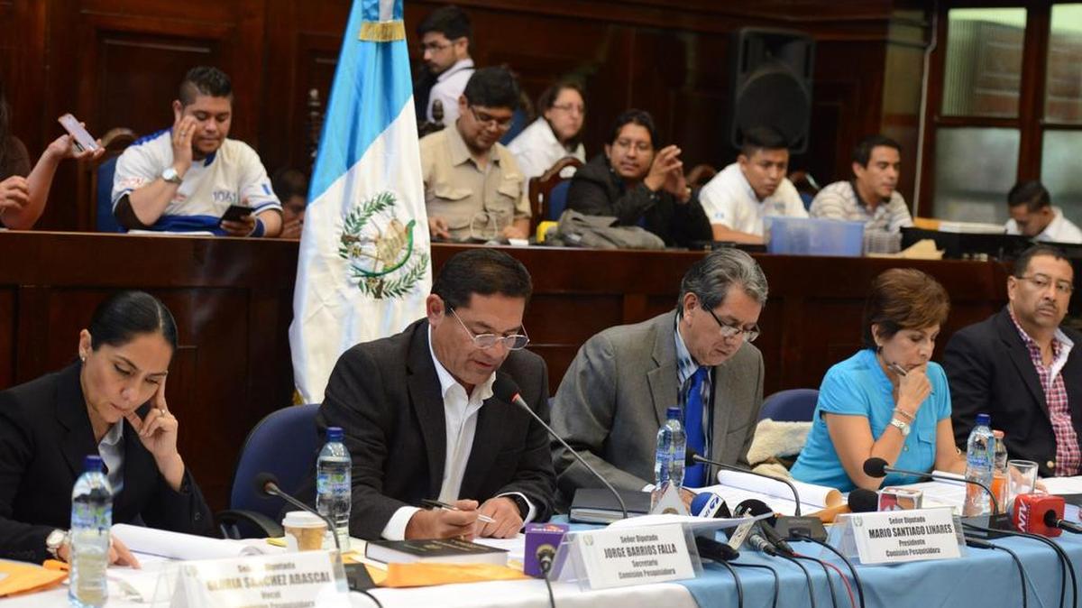 
Los diputados guatemaltecos (de izq. a der.), Gloria Sanchez, Jorge Barrios Fiallos, Mario Linares, Nineth Montenegro and Sergio Celis, los cinco miembros encargados de llevar la investigación legislativa.
