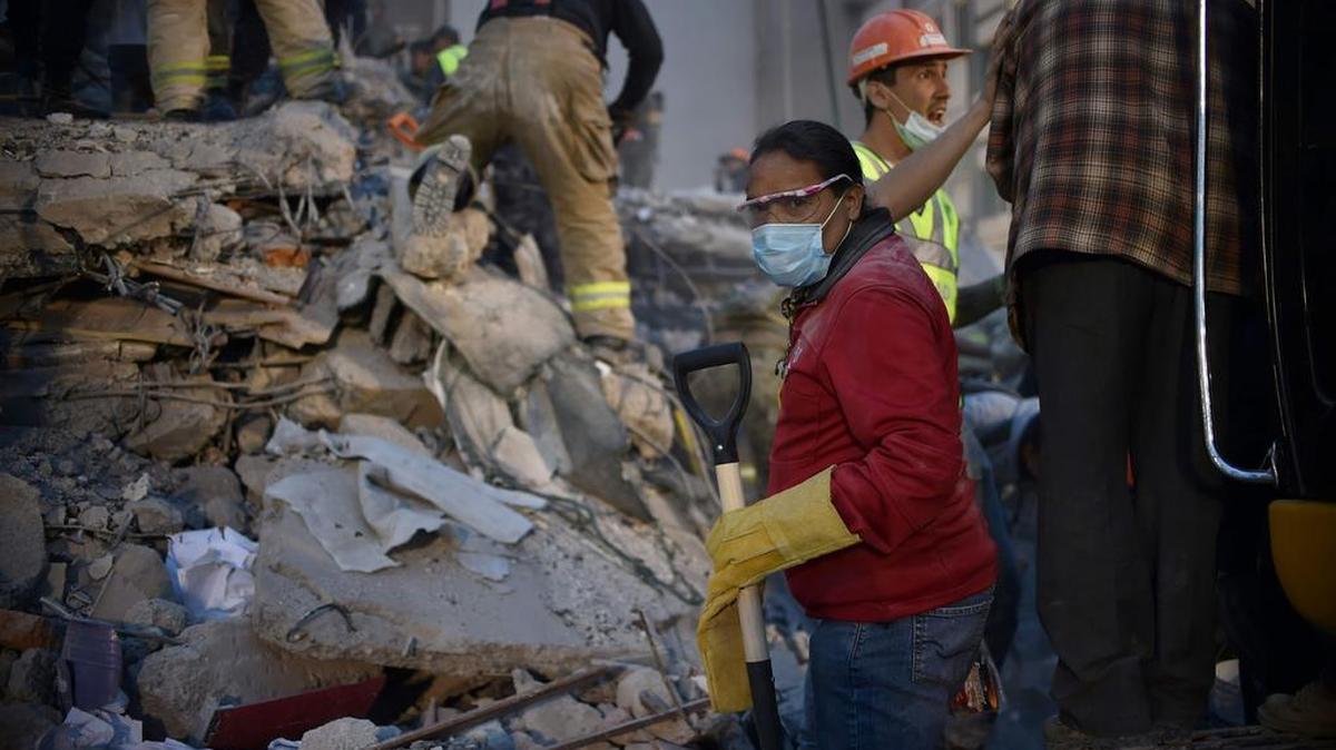 Un voluntario busca sobrevivientes en la Ciudad de México el 20 de septiembre de 2017.