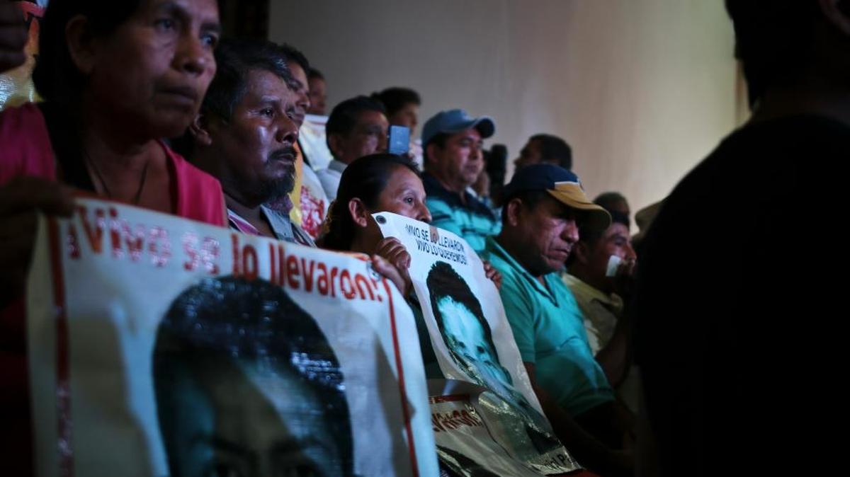 
Padres de los 43 estudiantes desaparecidos en Iguala, México, en el 2014, sostienen pancartas con fotos de sus hijos el domingo en Ciudad de México.
