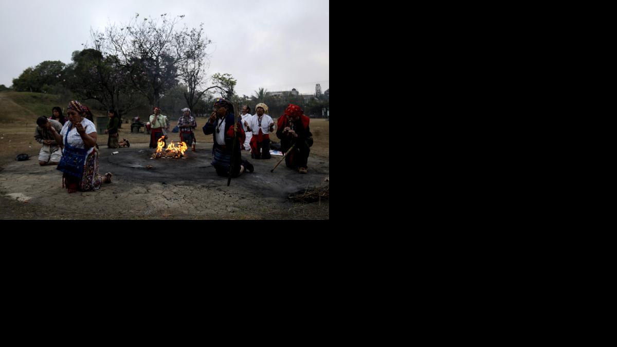 
Guías espirituales rezan para purificar una ceremonia maya hoy, sábado 21 de mayo de 2015, en el parque arqueológico Kaminal Juyú en la Ciudad de Guatemala. 
