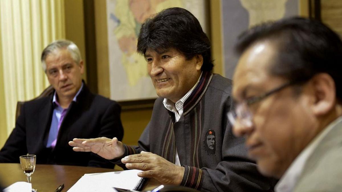 Esta fotografía cedida por la oficina de prensa de la presidencia boliviana muestra al presidente Evo Morales Ayma junto al vicepresidente Álvaro García Linera en el palacio de Quemado en La Paz el 12 de abril de 2017.