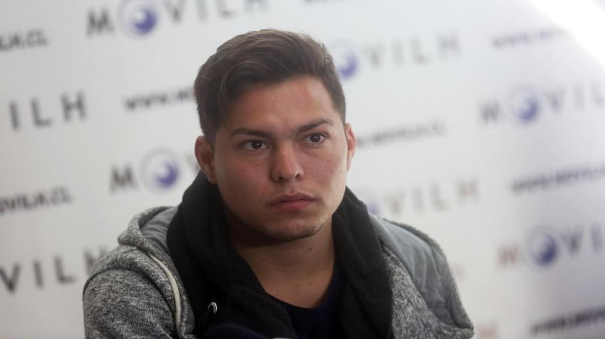 El soldado chileno Alfredo Morales asiste a una rueda de prensa en Santiago de Chile (Chile), para denunciar públicamente que ha sido acosado e insultado por sus compañeros y superiores en el Ejército debido a su orientación sexual.
