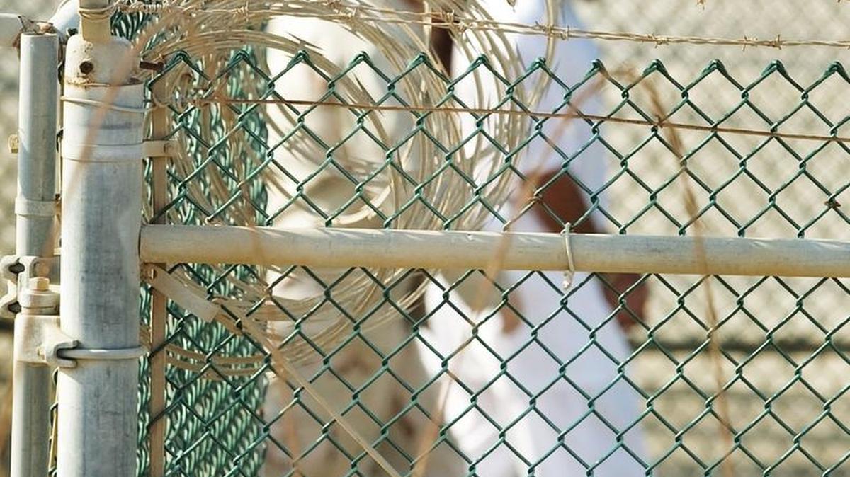 En la foto de archivo los guardias transfieren a un detenido a otra área del Campamento Delta dentro del Centro de Detención de Guantánamo en el 2010.
