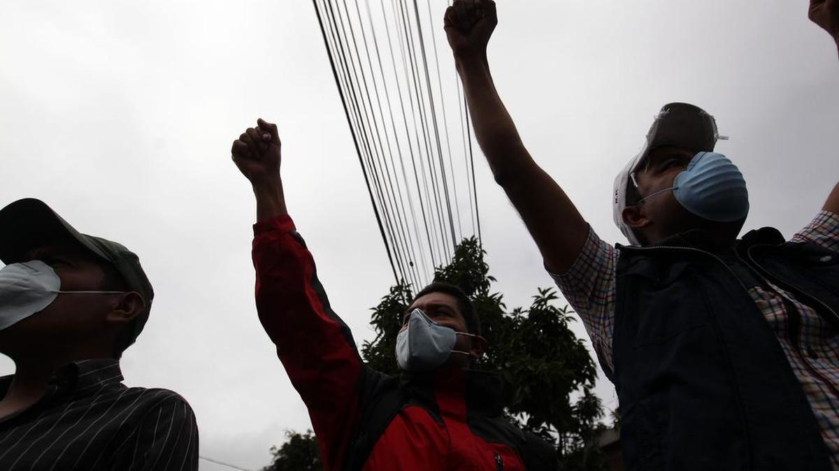 Pacientes recién operados por trasplante de riñón se manifiestan frente al Hospital General San Juan de Dios de Guatemala el lunes, para exigir atención médica.