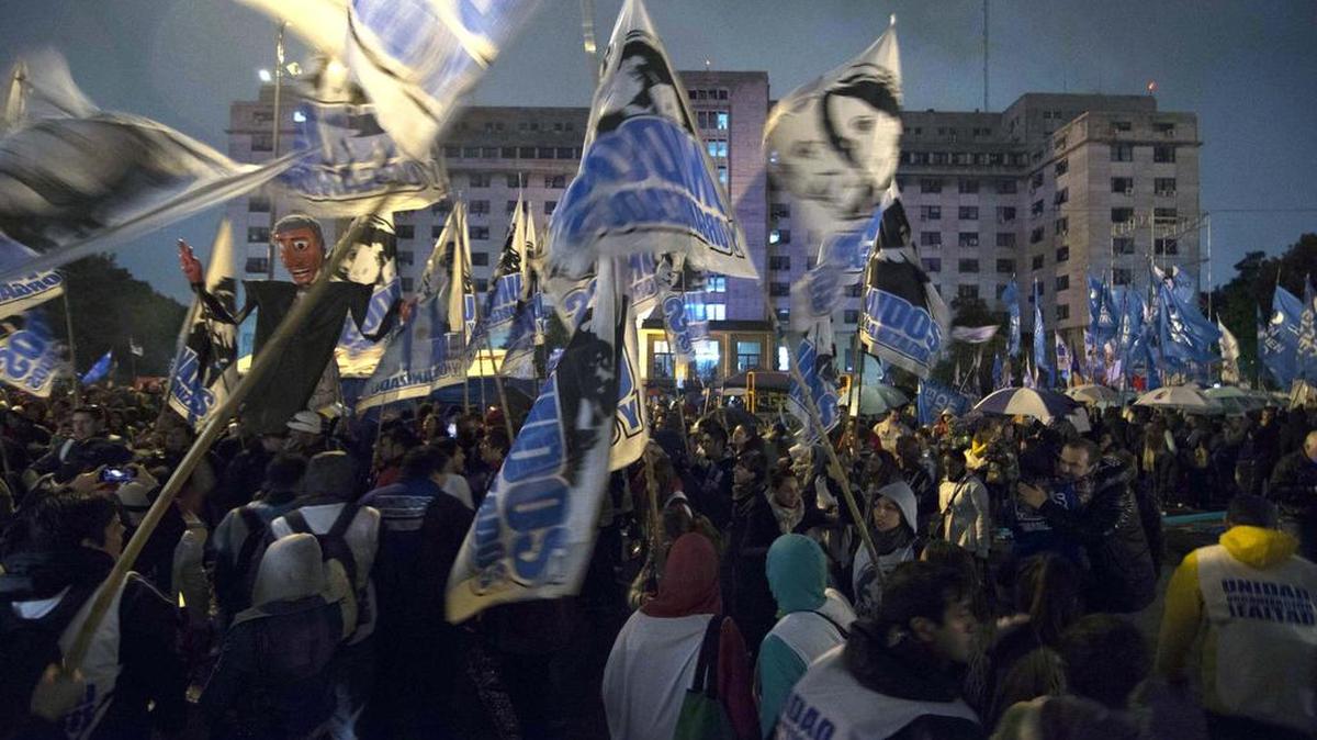 Simpatizantes de la ex mandataria Cristina Fernández protestan en Buenos Aires.