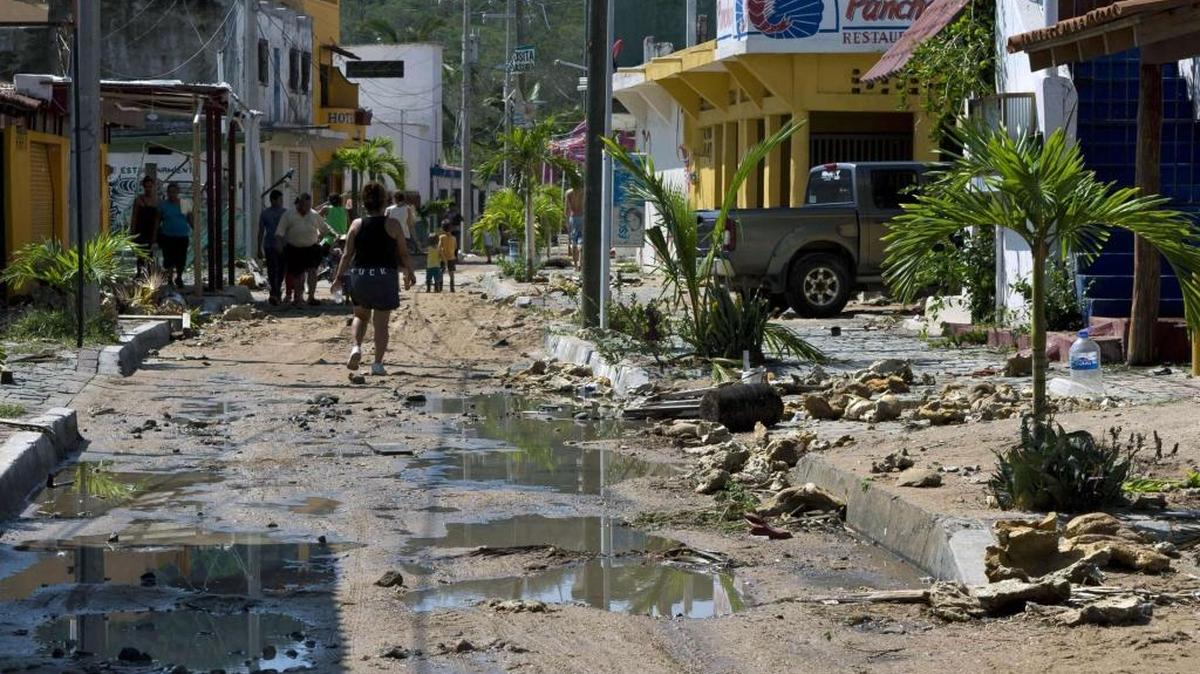 Vista de una calle en Barra de Navidad, en el estado mexicano de Jalisco, parcialmente destruida después del paso del huracán Patricia.