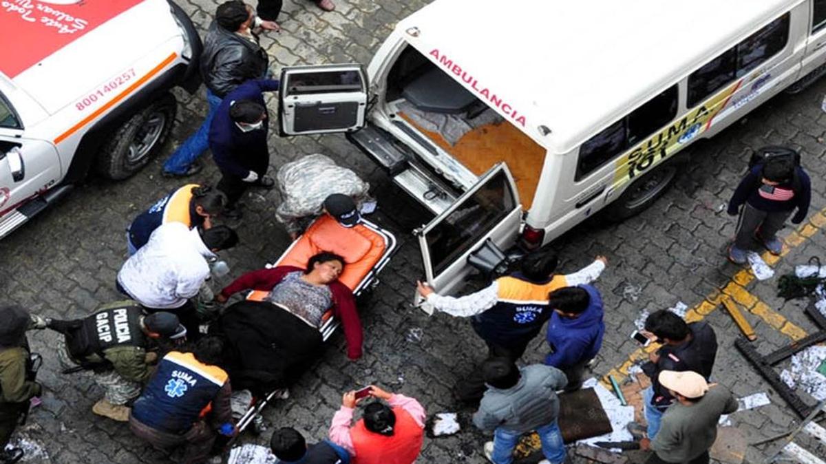 Al menos seis personas murieron asfixiadas el miércoles y 30 resultaron heridas en un incendio en la Alcaldía de la ciudad boliviana de El Alto, la segunda más poblada del país, que fue provocado por una turba durante una protesta de padres de familia contra la alcaldesa, la opositora Soledad Chapetón.