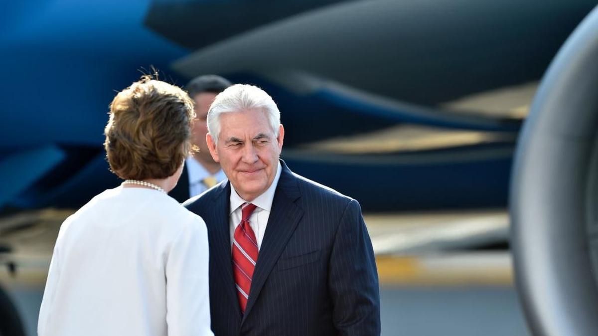 El secretario de Estado norteamericano, Rex Tillerson (der.), es recibido por la embajadora de EEUU en México, Roberta Jacobson, a su llegada a Ciudad de México el 22 de febrero.