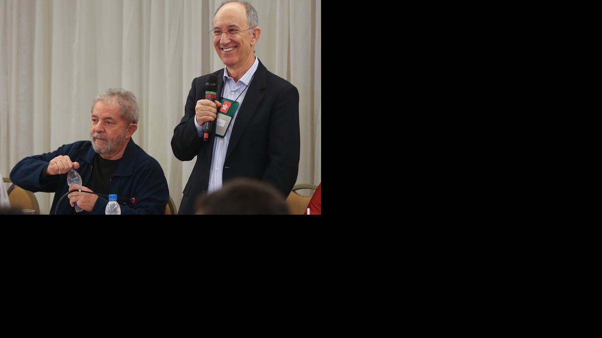 
El presidente del Partido de los Trabajadores (PT) de Brasil, Rui Falcao (der.), junto con el ex gobernante brasileño Luiz Inácio Lula da Silva, durante la reunión de esa organización política en Sao Paulo, el lunes.
