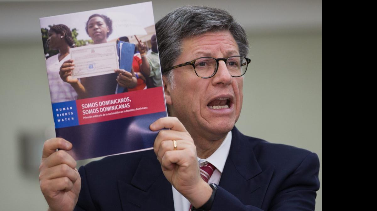 
El director para América de Human Rights Watch (HRW), José Miguel Vivanco, presenta un informe sobre la situación de los dominicanos de descendencia haitiana el miércoles, en Santo Domingo. 
