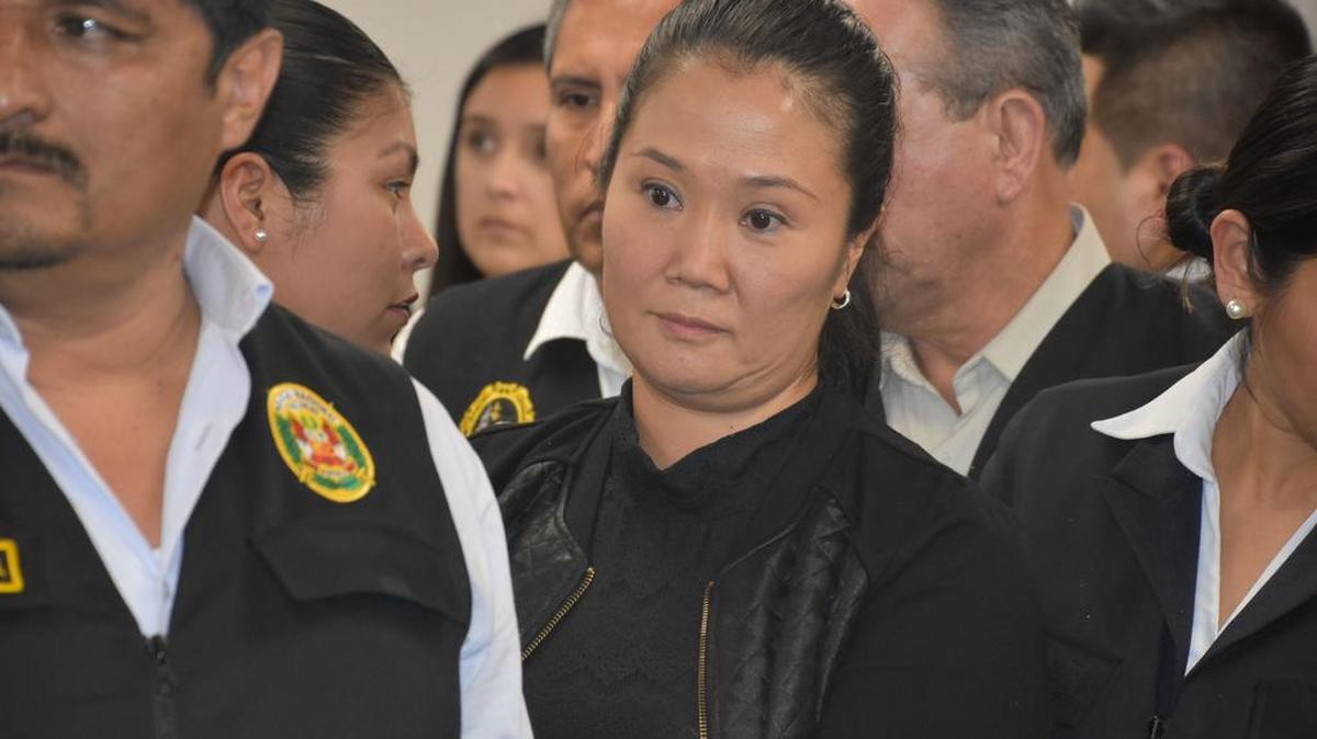 Fotografía cedida por el Poder Judicial del Perú que muestra a la líder opositora Keiko Fujimori (c) en la Sala Penal Nacional el miércoles 31 de octubre de 2018, en Lima (Perú).