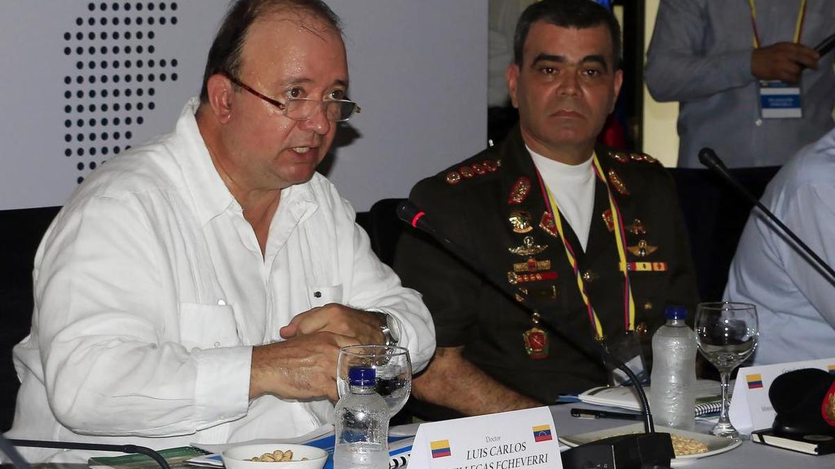 
El ministro de Defensa de Colombia Luis Carlos Villegas (izq.) en la un reunión de Seguridad y Defensa el viernes con su homólogo de Venezuela, general Vladimir Padrino, en Santa Marta, Colombia.
