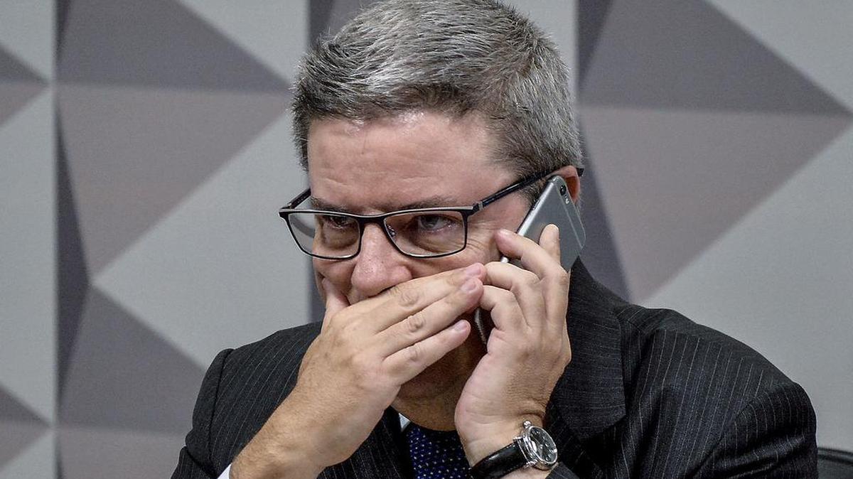 El senador Antonio Anastasia, instructor de la comisión del Senado que examina el caso del proceso contra la presidenta brasileña, Dilma Rousseff, habla el 5 de mayo de 2016, en Brasilia.