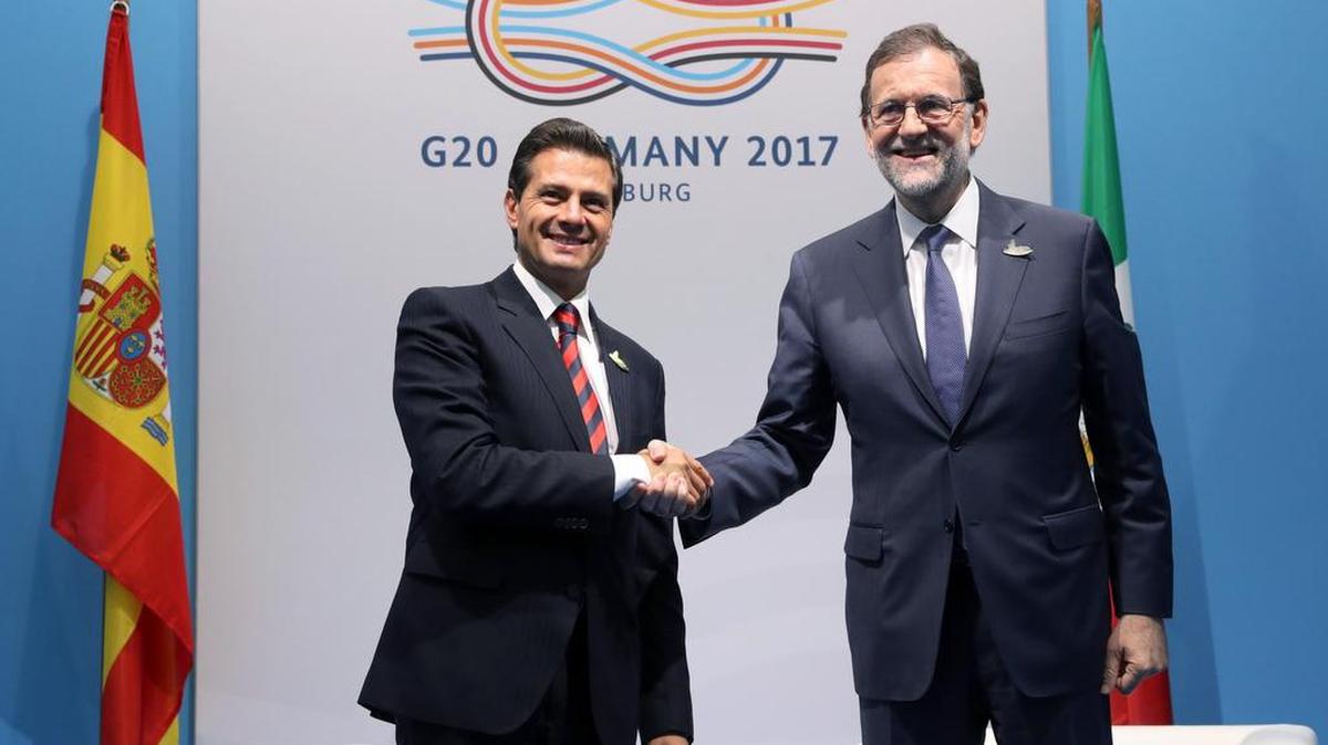 El presidente del Gobierno, Mariano Rajoy (der.), estrecha la mano del presidente de México, Enrique Peña Nieto, durante la reunión bilateral que han mantenido el sábado en el marco de la Cumbre de los países del G20 que se celebra en Hamburgo, Alemania.