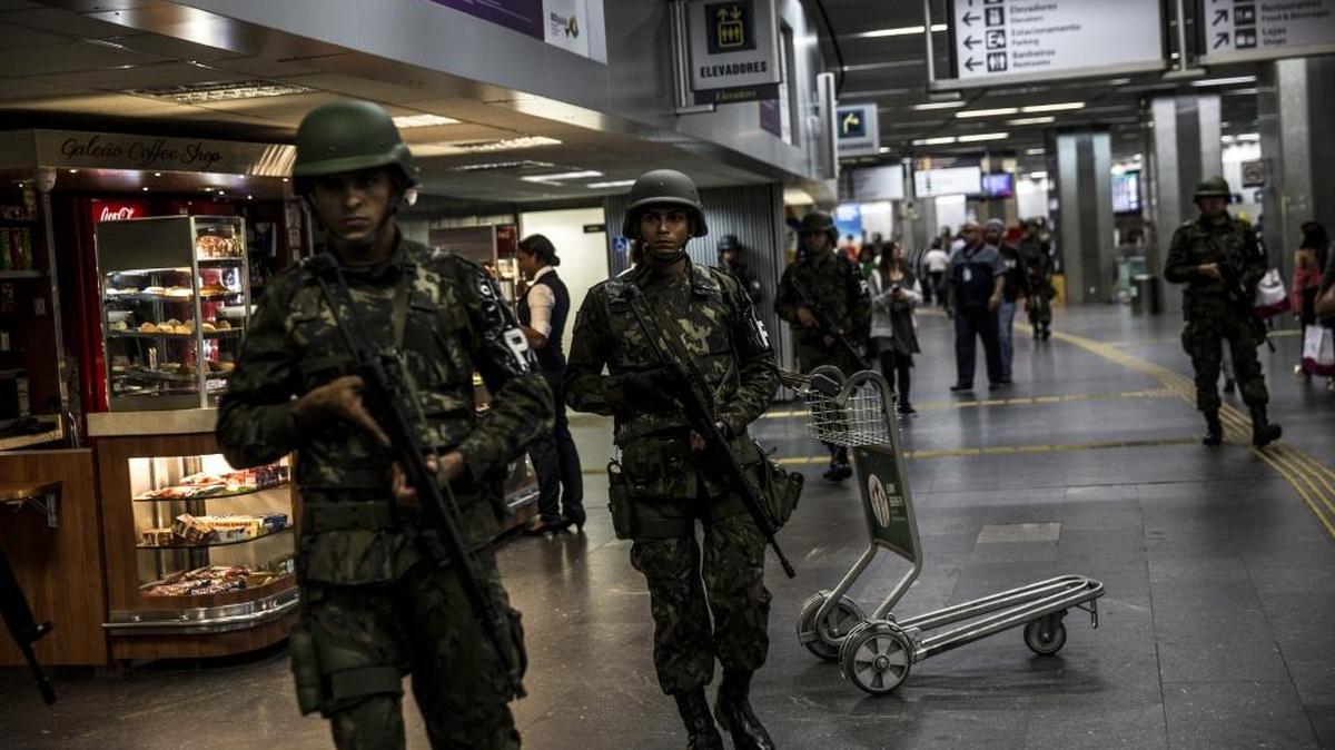 Efectivos militares brasileros patruyan el Aeropuerto Internacional Galeao como parte de la seguridad previa a las Olímpiadas de agosto.