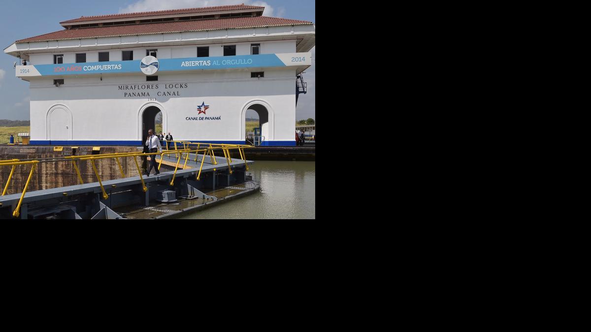 
El presidente de Estados Unidos, Barack Obama, recorrió las esclusas de Miraflores, en la entrada al Canal de Panamá desde el Pacífico, cargando el saco de su traje en el hombro, en medio de un gran operativo de seguridad el 10 de abril de 2015.
