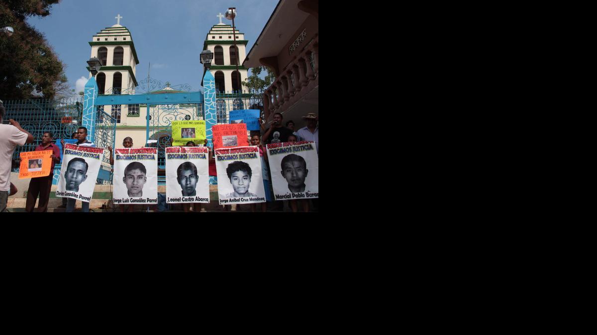 
Manifestantes participan en una marcha para exigir la entrega de los restos de Alexander Mora, el único de los 43 estudiantes desaparecidos en septiembre que ha sido identificado, hoy, miércoles 21 de enero de 2015, en Tecoanapa (México). La marcha fue realizada en el municipio del que es oriundo el joven y la encabezó su padre, Ezequiel Mora. 
