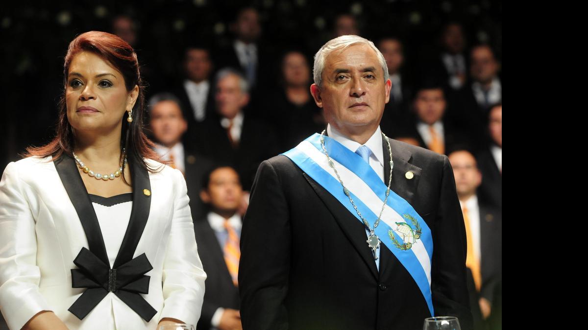 
El presidente de Guatemala, Otto Pérez Molina, posa junto a la ahora ex vicepresidenta, Roxana Baldetti, durante su investidura en el 2012, en el Domo Polideportivo, en Ciudad de Guatemala. 
