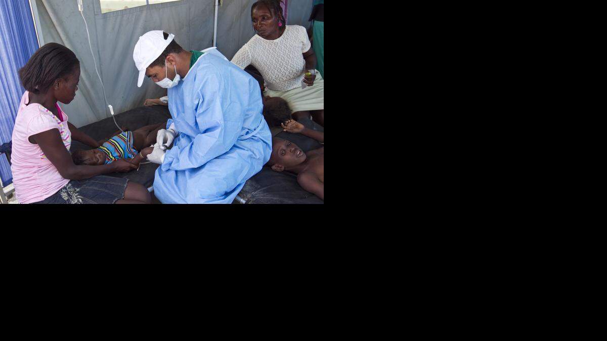 
Un paciente de cólera recibe tratamiento en un hospital de L’Estere, Haití, en el 2010. Esa enfermedad sigue amenazando la vida de miles de personas, según la ONU. 
